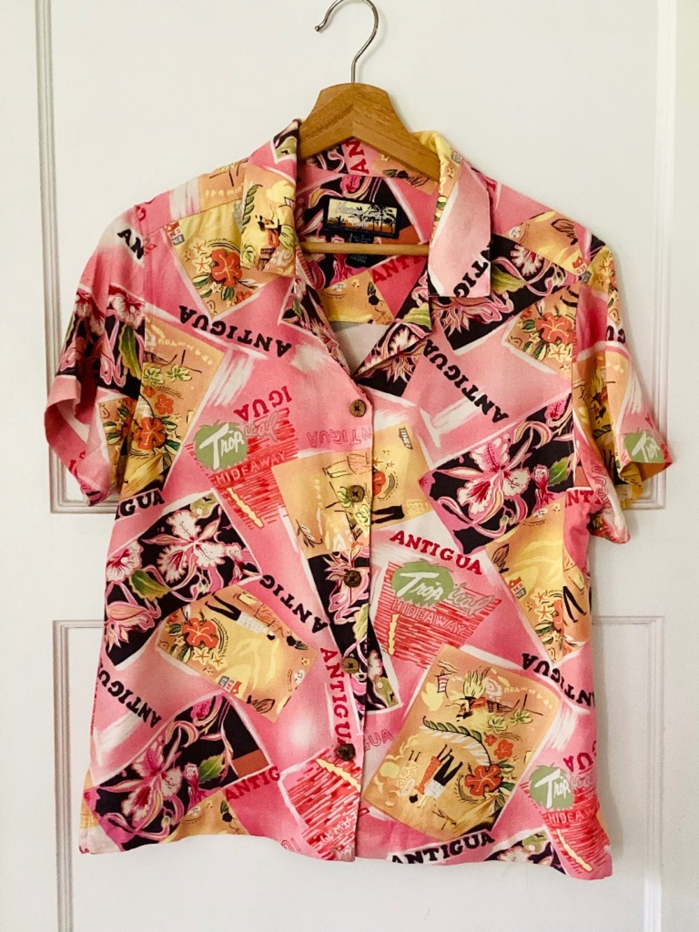 Havana Jacks Cafe Woman’s Hawaiian Pink Floral Shirt Buttons Down Size S Rayon
